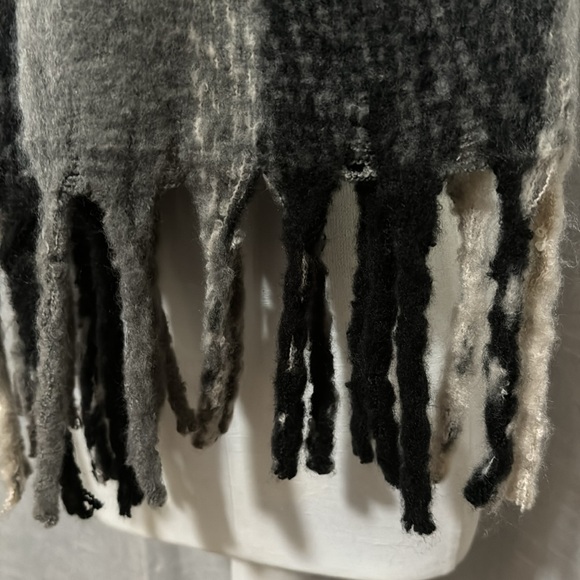 NWT jack & missy Oversized Scarf/Wrap-Plaid in Gray/Black-Twisted Fringe Detail - Picture 4 of 15